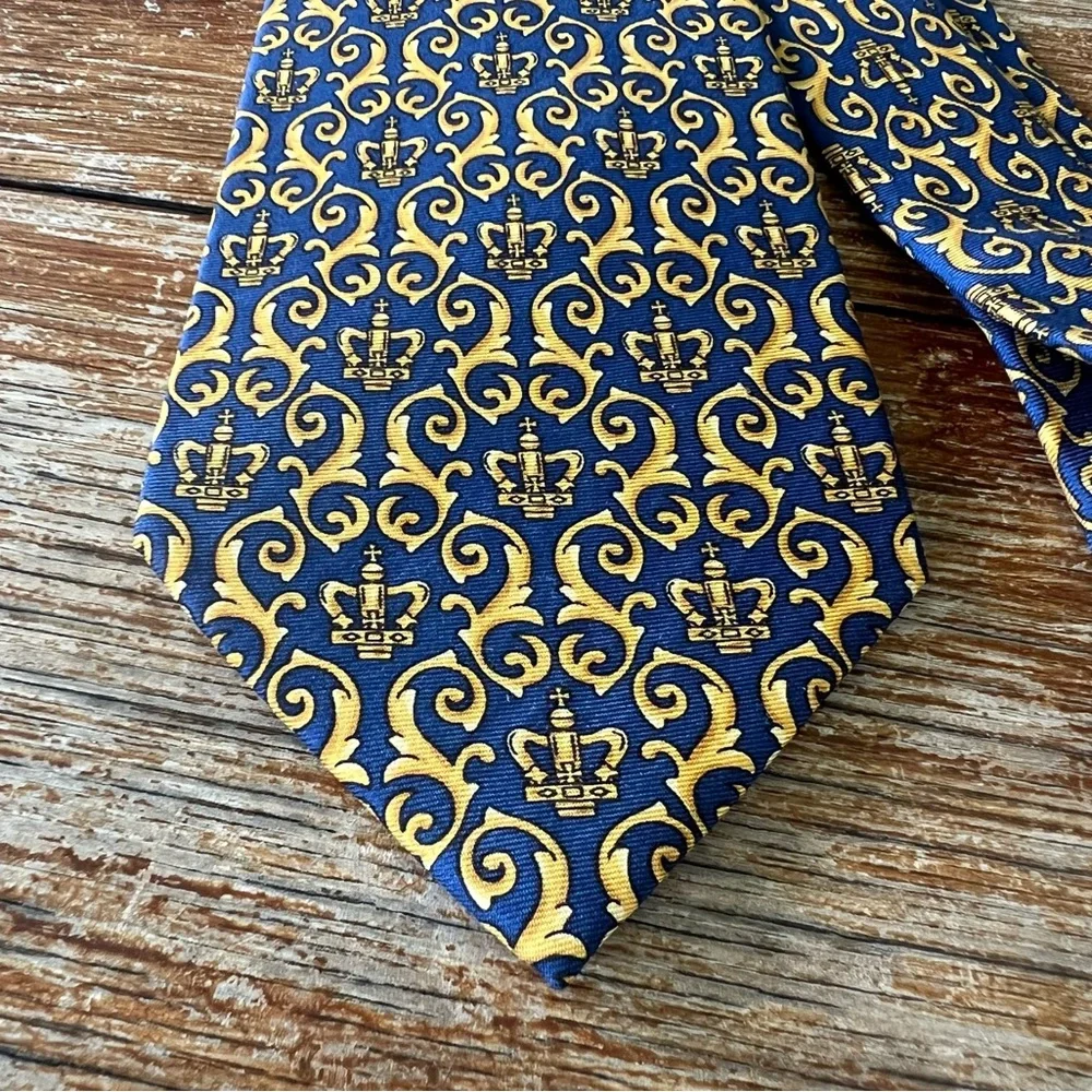 Colonial Williamsburg Foundation Men’s Silk Tie Gold Navy Royal All-Over Design
